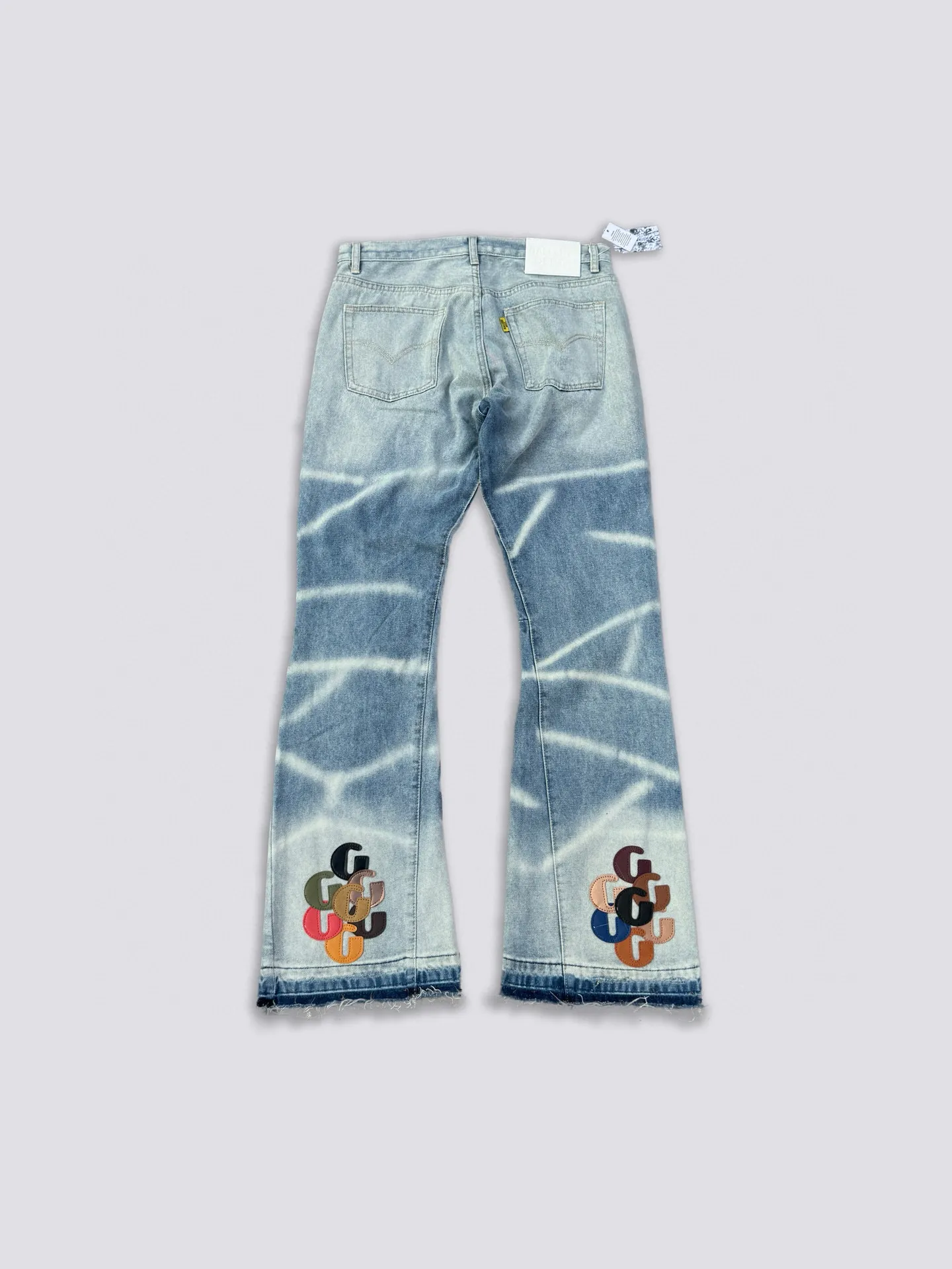 -Size upper body P240#G66 GALLERY DEPT. Denim spliced ​​with all-over printed leather ripped bell-bottoms, washed and distressed jeans. GALLERY is attracted by these bell-bottoms. Whether it is a reset of Carhartt or Levis, they all create a strong brand style. Since these pants are modified from rare vintage, the production capacity is limited. Therefore, after many icons wore them, these pants were once hard to find. Later, perhaps due to the improvement of GD's business in the past two years and the expansion of production lines, the brand itself lowered the price, so I can't wait any longer for these pants this year and will definitely buy them. During the process of the denim washing plant, the owner of the washing plant helped introduce a boss who had worked for Levi's foundry and started his own business. This also paved the way for the following styles. Therefore, Levi's remodeled single product for the base plate is really familiar. Whether it is the fabrics supplied or the lathes used in production, there is nothing to choose from. -Color: blue -Size: S-XXL (corresponding to 28-36)